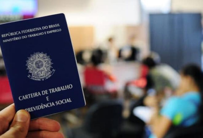 carteira-trabalho-pedro-ventura-agencia-brasil-700x392-1