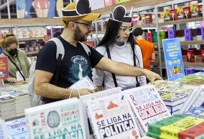 casal-usando-bonescom-orelhinhas-do-mickey-mexem-em-livros-em-estande-da-bienal-internacional-do-livro-de-sao-paulo_1_149902