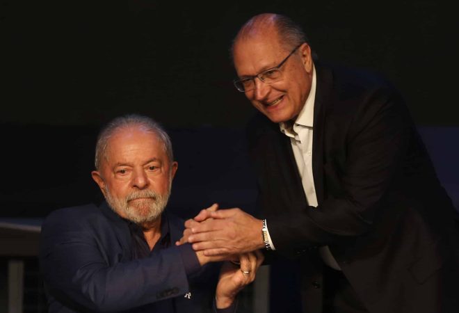 O presidente da República eleito, Luiz Inácio Lula da Silva, e o vice-presidente eleito, Geraldo Alckmin, participam do evento de encerramento dos trabalhos dos grupos técnicos do Gabinete de Transição
