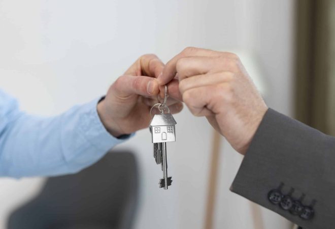 chaves-na-posse-agente-imobiliario-e-comprador