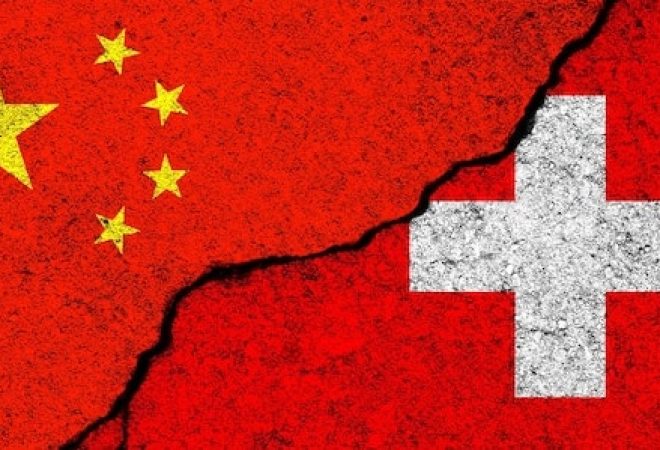 china-e-suica-bandeiras-fundo-conceito-de-politica-economia-cultura-e-conflitos-guerra-amizades-e-cooperacao-pintado-em-paredes-de-concreto-banner-foto_526934-6775