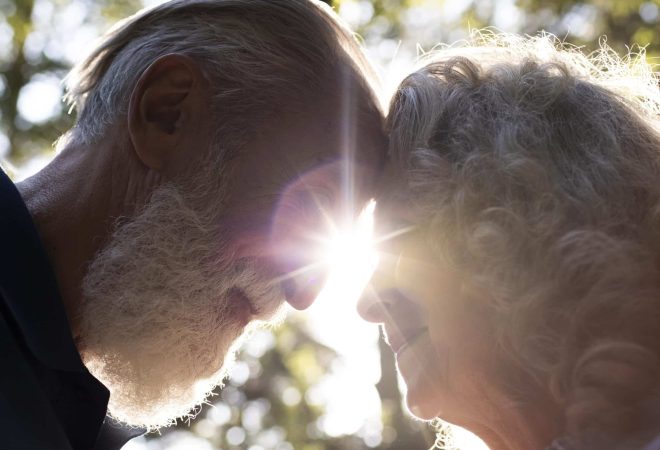 close-up-casal-feliz-ao-ar-livre