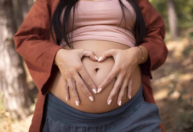 close-up-pregnant-woman-freepik