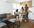 colegas-de-quarto-de-tiro-completo-na-cozinha
