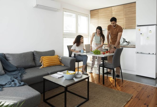 colegas-de-quarto-de-tiro-completo-na-cozinha