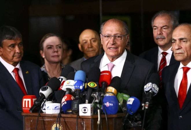 O vice-presidente eleito, Geraldo Alckmin, durante entrevista coletiva após reunião com o relator-geral do Orçamento 2023, senador Marcelo Castro, e equipe de transição.
