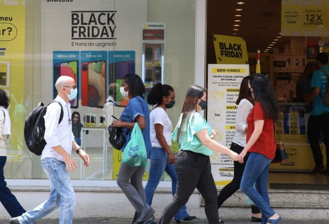 São Paulo - Movimento no comércio na semana do Black Friday em Pinheiros.