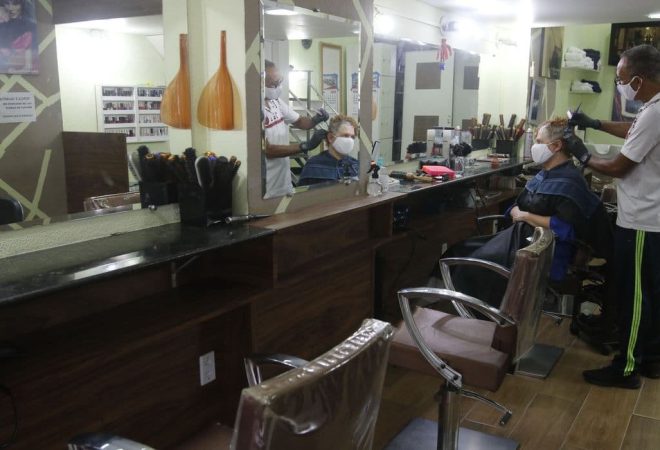 Rio de Janeiro - Salão de beleza na Tijuca funciona em reabertura antecipada do comércio de rua pela Prefeitura, com flexibilização das medidas de isolamento social pela pandemia do novo coronavírus (covid-19). (Fernando Frazão/Agência Brasil)