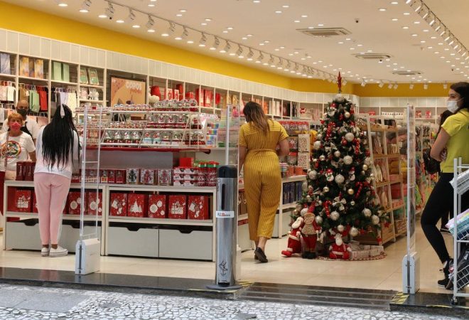 São Paulo - Comércio com decoração de Natal na rua São Bento, no centro da capital.