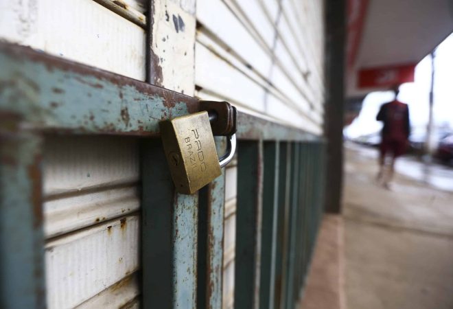 Comércio e atividades consideradas não essenciais fecham as portas durante lockdown no Distrito Federal.