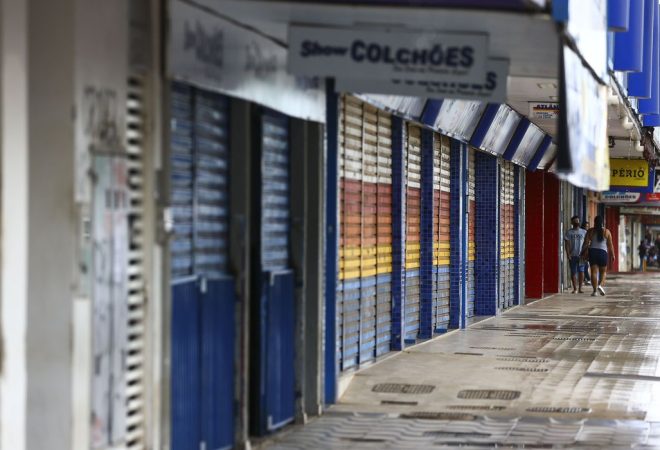 Comércio e atividades consideradas não essenciais fecham as portas durante lockdown no Distrito Federal.
