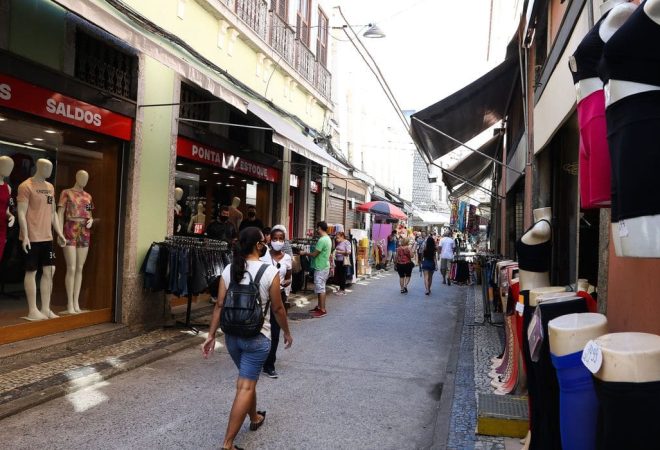 Comércio na SAARA (Sociedade de Amigos das Adjacências da Rua da Alfândega), centro da cidade.  Comércio não essencial está autorizado a reabrir a partir de hoje (9) na cidade do Rio de Janeiro depois de duas semanas fechados devido à pandemia de Covid-19.