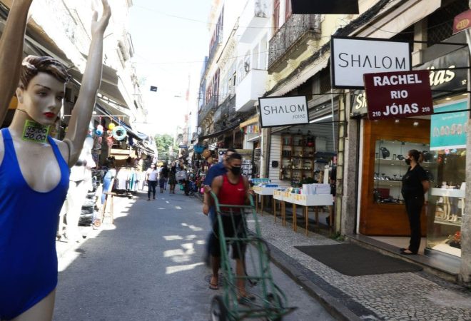 Comércio na SAARA (Sociedade de Amigos das Adjacências da Rua da Alfândega), centro da cidade.  Comércio não essencial está autorizado a reabrir a partir de hoje (9) na cidade do Rio de Janeiro depois de duas semanas fechados devido à pandemia de Covid-19.