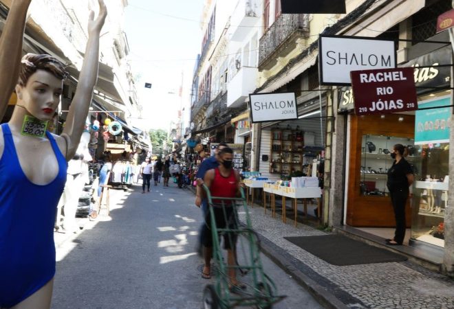 Comércio na SAARA (Sociedade de Amigos das Adjacências da Rua da Alfândega), centro da cidade.  Comércio não essencial está autorizado a reabrir a partir de hoje (9) na cidade do Rio de Janeiro depois de duas semanas fechados devido à pandemia de Covid-19.