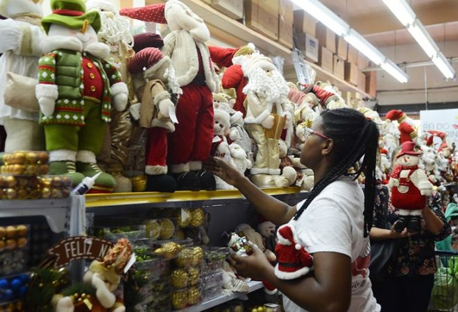 São Paulo - O Rei do Armarinho, localizado na rua Cavalheiro Basílio Jafet, se especializa em artigos natalinos no mês do Natal. (Rovena Rosa/Agência Brasil)