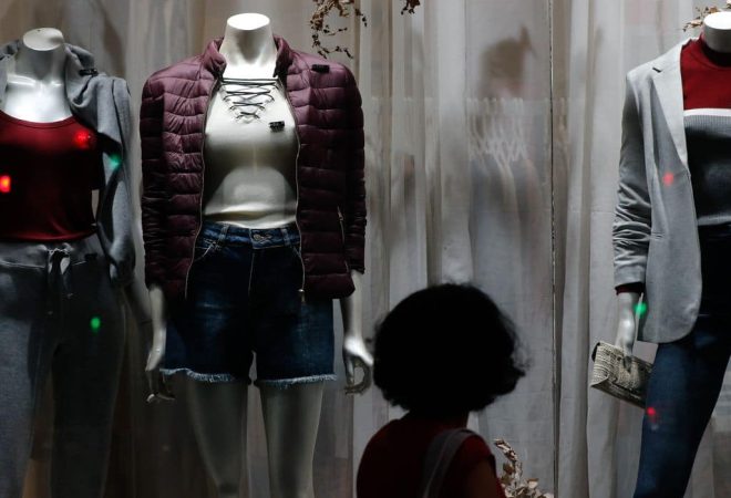 Rio de Janeiro - Vitrine de roupas em loja de rua, comércio no Centro do Rio. (Fernando Frazão/Agência Brasil)