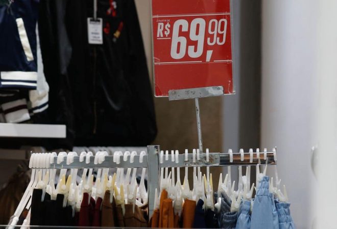 Rio de Janeiro - Vitrine de roupas em loja de rua, comércio no Centro do Rio. (Fernando Frazão/Agência Brasil)