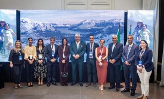 Comitiva de Bariloche e representantes do Consulado da Argentina durante coquetel de lançamento da conectividade 2026 para o destino. Foto: Divulgação/Emprotur Bariloche