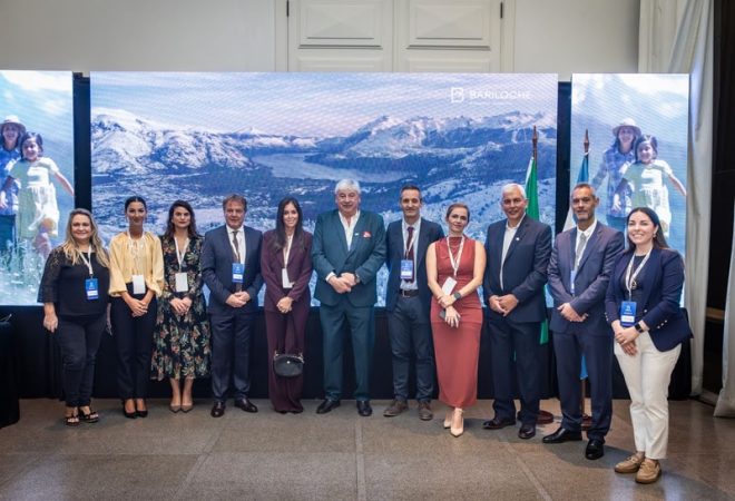 Comitiva de Bariloche e representantes do Consulado da Argentina durante coquetel de lançamento da conectividade 2026 para o destino. Foto: Divulgação/Emprotur Bariloche