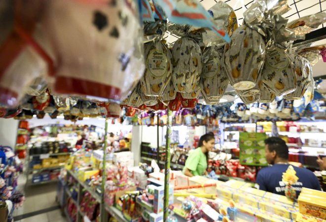 Brasilia DF 30 03 2018 - Consumidores buscam ovos de pascoa em lojas no Distrito Federal  (Marcelo Camargo/agencia  Brasil)
