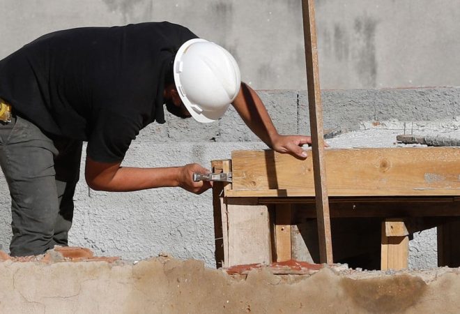 Rio de Janeiro - Trabalhadores da construção civil, operários reformam telhado de imóvel em obras no Centro do Rio. (Fernando Frazão/Agência Brasil)