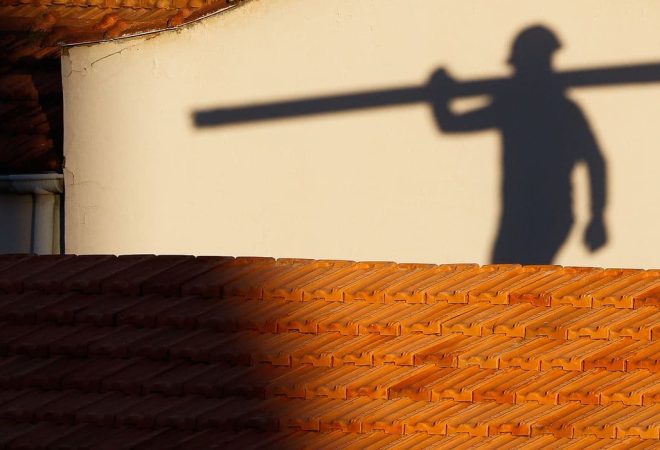 Rio de Janeiro - Trabalhadores da construção civil, operários reformam telhado de imóvel em obras no Centro do Rio. (Fernando Frazão/Agência Brasil)