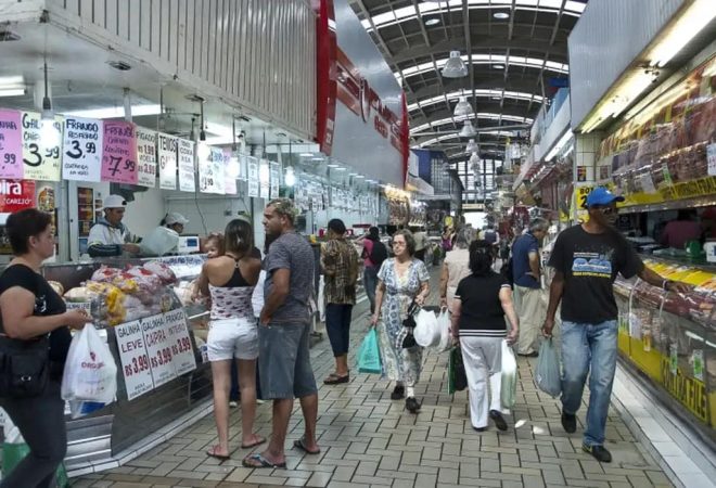 consumidores-em-supermercado-1