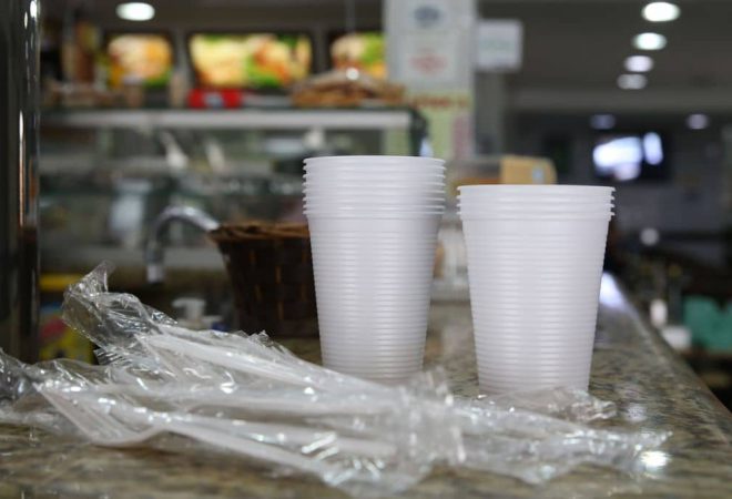 Prefeitura sanciona lei que proíbe o fornecimento de produtos descartáveis feitos de plástico em estabelecimentos comerciais na cidade de São Paulo