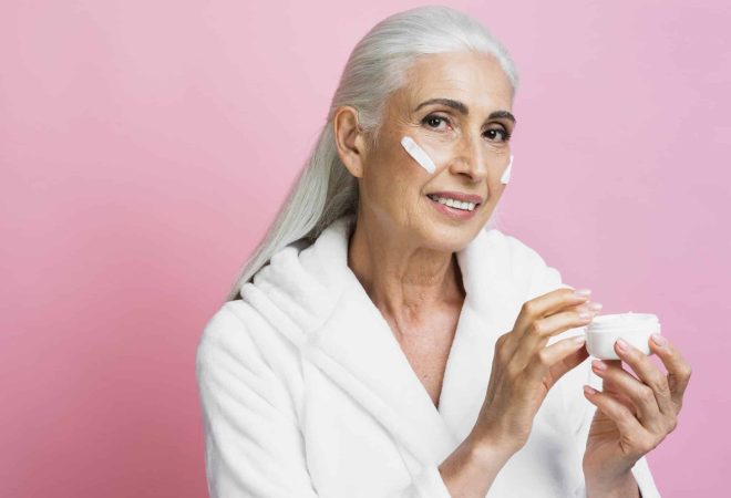 creme-de-teste-de-mulher-senior-bonita