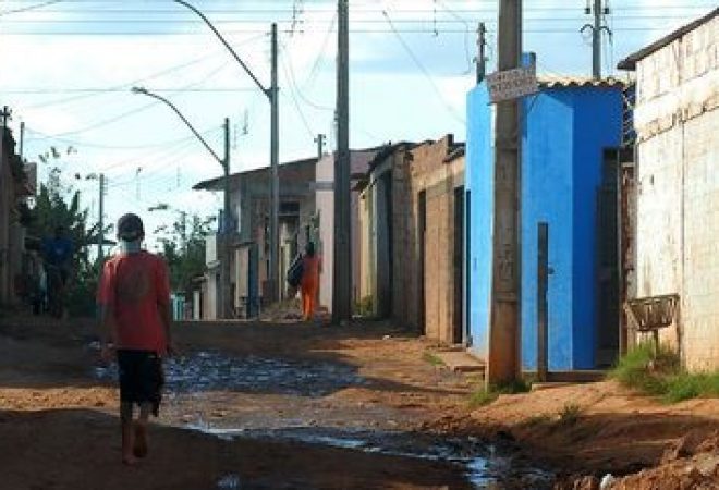 crianca-pobreza-cidade-estrutural-24042018070224469