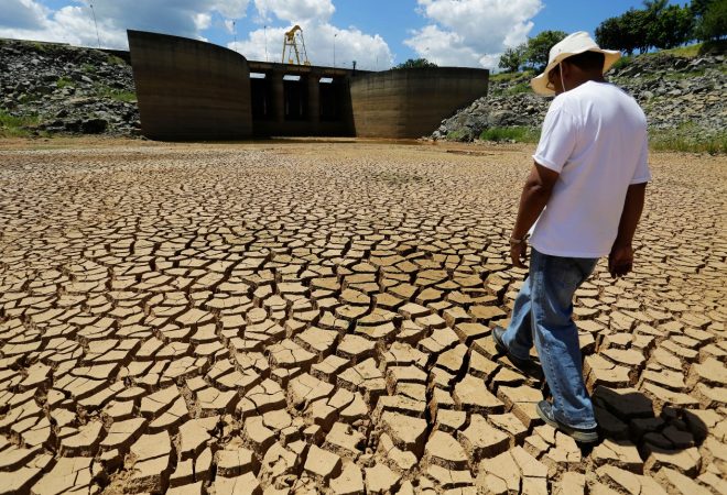 homem andando reservatorio seca