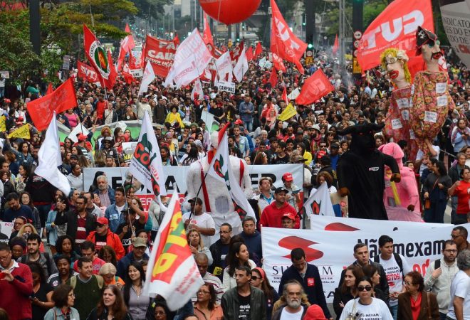 São Paulo - Manifestação das centrais sindicais CUT, Força, UGT, CTB, CSB, CGTB, NCST e CSP-Conlutas e Intersindical, contra a retirada de direitos trabalhistas na Avenida Paulista (Rovena Rosa/Agência Brasil )