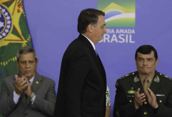 O presidente Jair Bolsonaro, participa de cerimônia de cumprimentos aos oficiais-generais promovidos. Ao fundo, o ministro da Defesa, Braga Neto e o comandante do Exército, Paulo Sérgio Nogueira