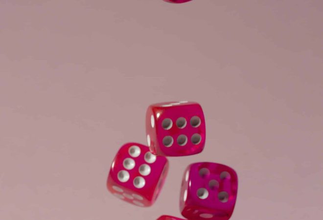 dados-rosa-caindo-sobre-fundo-rosa