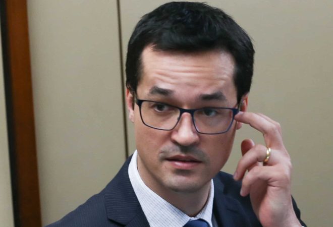 Brasília - O procurador Deltan Dallagnol, coordenador da força-tarefa da Operação Lava Jato, se reúne com deputados da comissão especial que analisa o projeto contra a corrupção (Fabio Rodrigues Pozzebom/Agência Brasil)