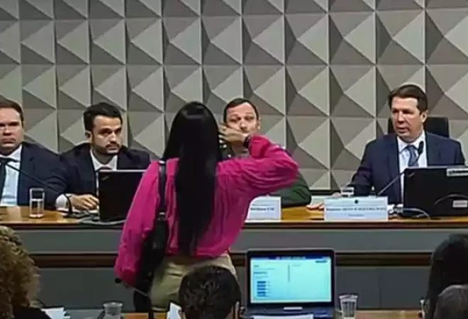 deputada-silvia-waiapi-de-camisa-fucsia-bate-continencia-para-mauro-cid_1_89227