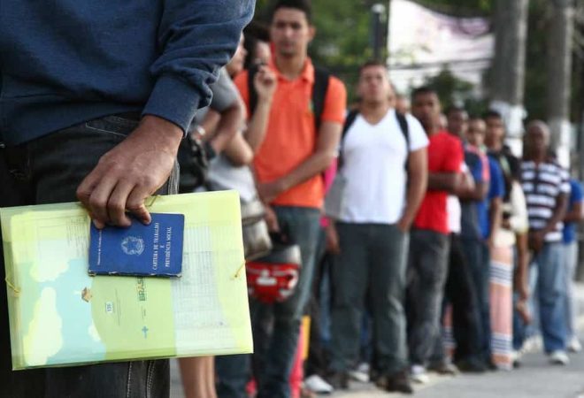 MF SALVADOR/BA - 08/06/2016 - ESPECIAL / CRISE / DESEMPREGO - ECONOMIA - Homens e mulheres as 6 horas da manhã, na fila do posto central do SINEBAHIA, para dar entrada no seguro desemprego e consulta por vaga de trabalho, na cidade de Salvador. FOTO: MÁRCIO FERNANDES/ESTADÃO