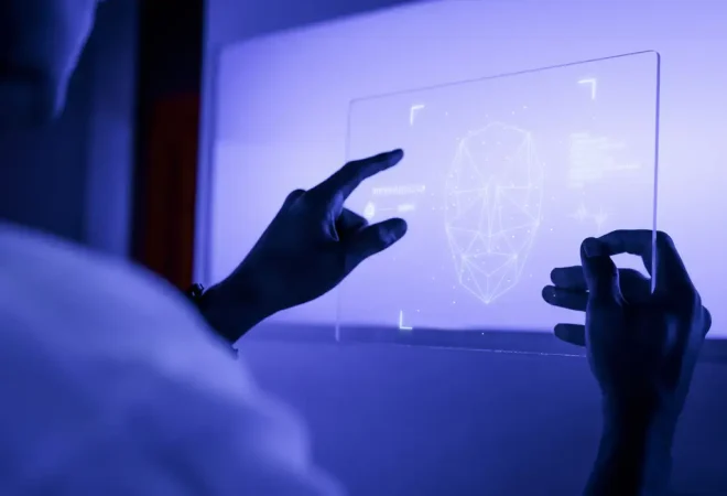 designer-usando-uma-tecnologia-futurista-de-tela-de-tablet-digital-transparente - freepik