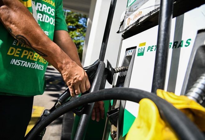 RJ - RIO DE JANEIRO/COMBUSTÍVEL/PREÇOS - ECONOMIA - Movimentação em posto de combustíveis  na região central do Rio de Janeiro, na tarde desta segunda-feira (11). Após   redução do ICMS, diesel comum cai cinco centavos em duas semanas. Expectativa do Ministério de Minas e Energia era   que combustível tivesse redução media de R$ 0,13 nas bomba.    11/07/2022 - Foto: GABRIEL BASTOS/A7 PRESS/ESTADÃO CONTEÚDO