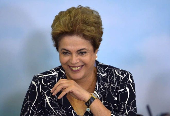 Brasília – Presidenta Dilma, durante a cerimonia de contratação simultanea de 25 mil unidades habitacionais do programa minha casa minha vida com entidades rurais e urbana. (José Cruz/Agência Brasil)
