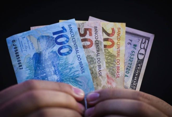 Notas de Reais e dólar para artes. Foto. Sérgio Lima, 30-07-2018. Foto: Sérgio Lima/Poder 360
