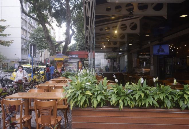 Lanchonetes, bares e restaurates do Rio de Janeiro reabrem hoje(2) com restrição de horário, lotação e distância entre mesas.