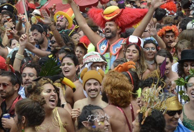 Foliões curtem o Baile Multicultural do Cordão do Boitatá, na Praça XV