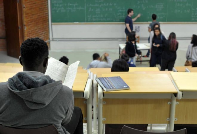 UnB foi a primeira universidade federal a adotar sistema de cotas raciaisUnB reserva vagas para negros desde o vestibular de 2004Percentual de negros com diploma cresceu quase quatro vezes desde 2000, segundo IBGE