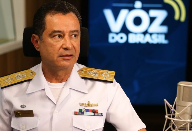 O comandante da Marinha, almirante Almir Garnier Santos, participa do programa A Voz do Brasil