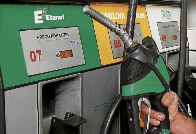 Data: 16/02/2015 - Bomba de posto de gasolina com etanol - Editoria: Motor - Foto: - GZ