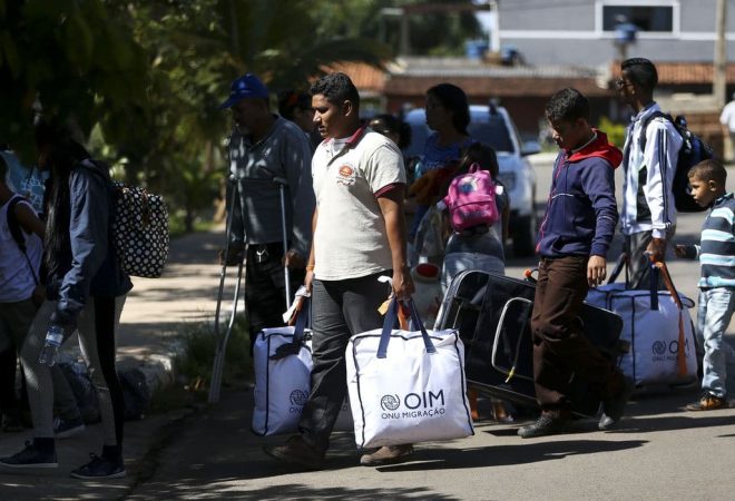 Grupo de 46 migrantes venezuelanos chega a Brasília, onde serão acolhidos e encaminhados às casas de passagem alugadas pela Cáritas Brasileira e pela Cáritas Suíça, com o apoio do Departamento de Estado dos Estados Unidos.