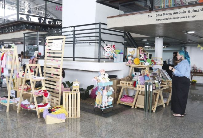 A rede Maternativa, promove a feira de mulheres empreendedoras no Espaço Cultural Renato Russo