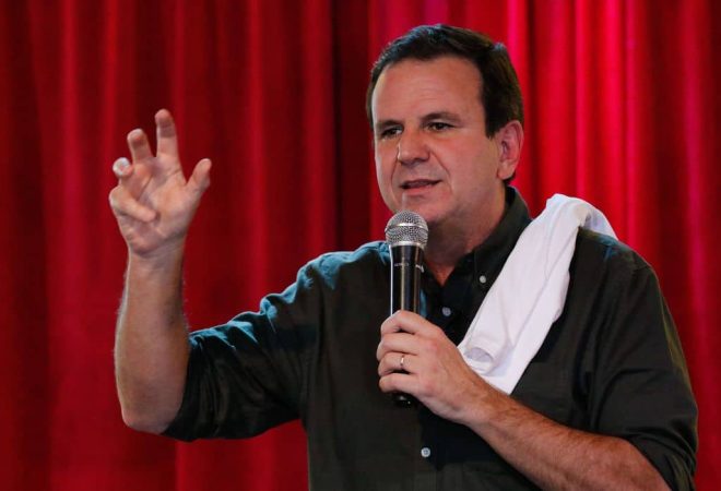 Rio de Janeiro - O prefeito Eduardo Paes participa da campanha Blocos de Rua Unidos Pelo Distanciamento, que lança uma camisa para conscientizar contra aglomeração e ajudar financeiramente  trabalhadores devido ao cancelamento do Carnaval 2021. (Fernando Frazão/Agência Brasil)