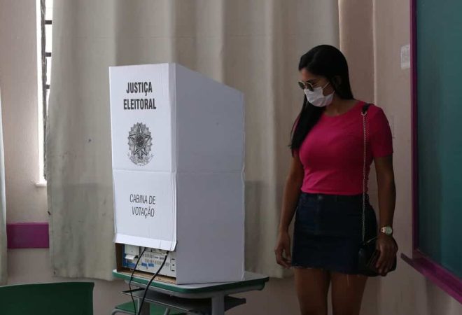 São Paulo - Eleitores votam no segundo turno das eleições para prefeito na Escola Municipal de Ensino Fundamental Celso Leite Ribeiro Filho, na Bela Vista.